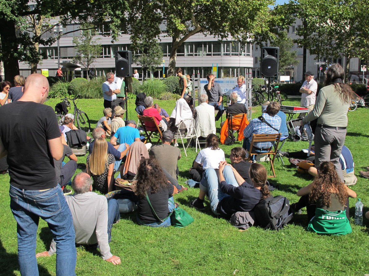 JuliaKrohmer's tweet photo. @s4f_ffm @sciforfuture Großes Interesse an fundierten Fakten bei #DebatesforFuture der @s4f_ffm. Gegenüber vor #IAA2019 bei #SandImGetriebe auch viel los, schöne, fröhliche Stimmung. Danke auch an die @Polizei_Ffm für die besonnene Begleitung.
#Klimakrise #Verkehrswende #Aussteigen #Scientists4Future https://t.co/6E32rouDUq