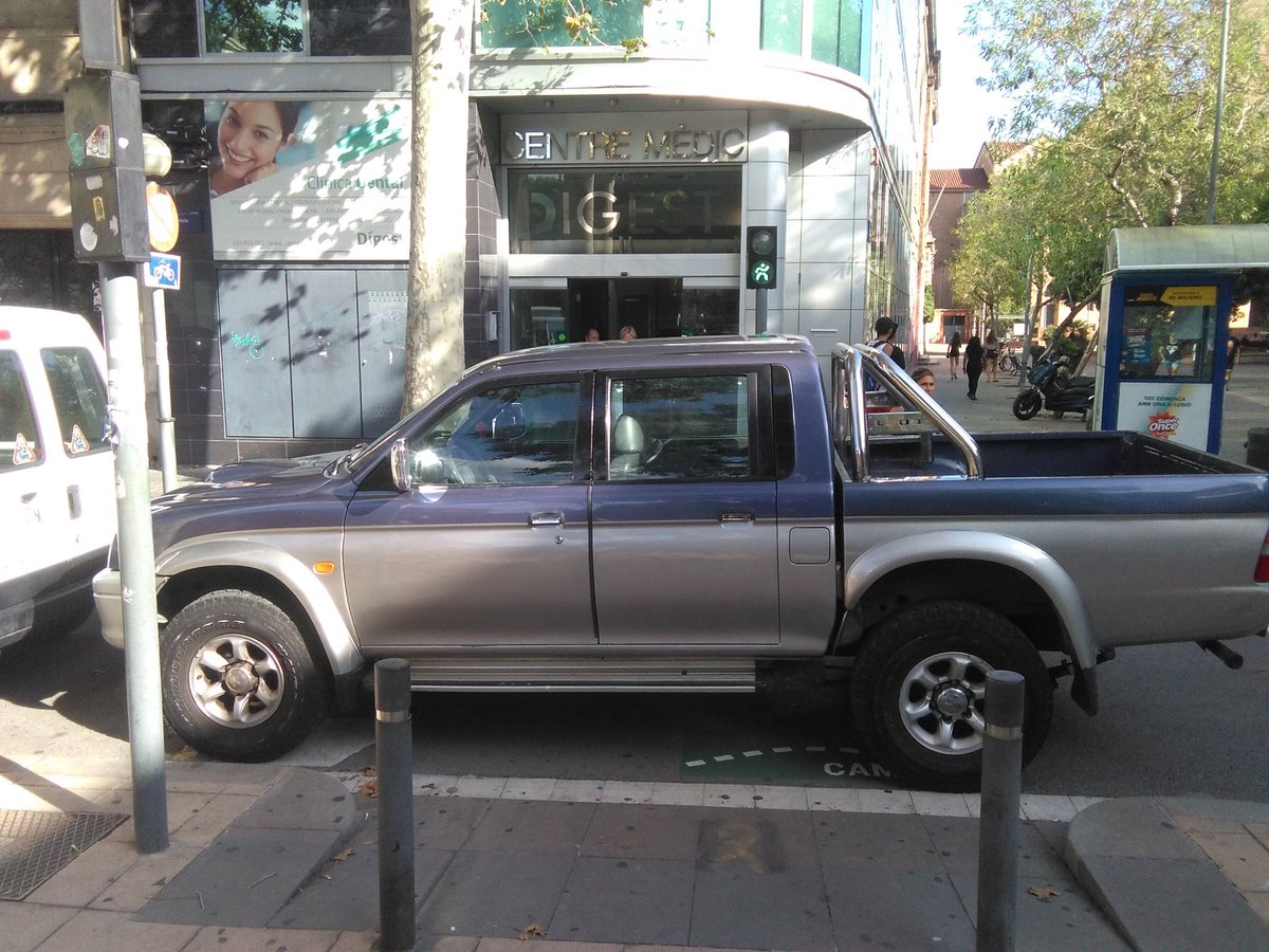 joliverago's tweet photo. @carmeglezg @ictlogist Cada dia..ni voreres, ni #camiamic a #Badalona https://t.co/0YGCx61ig1