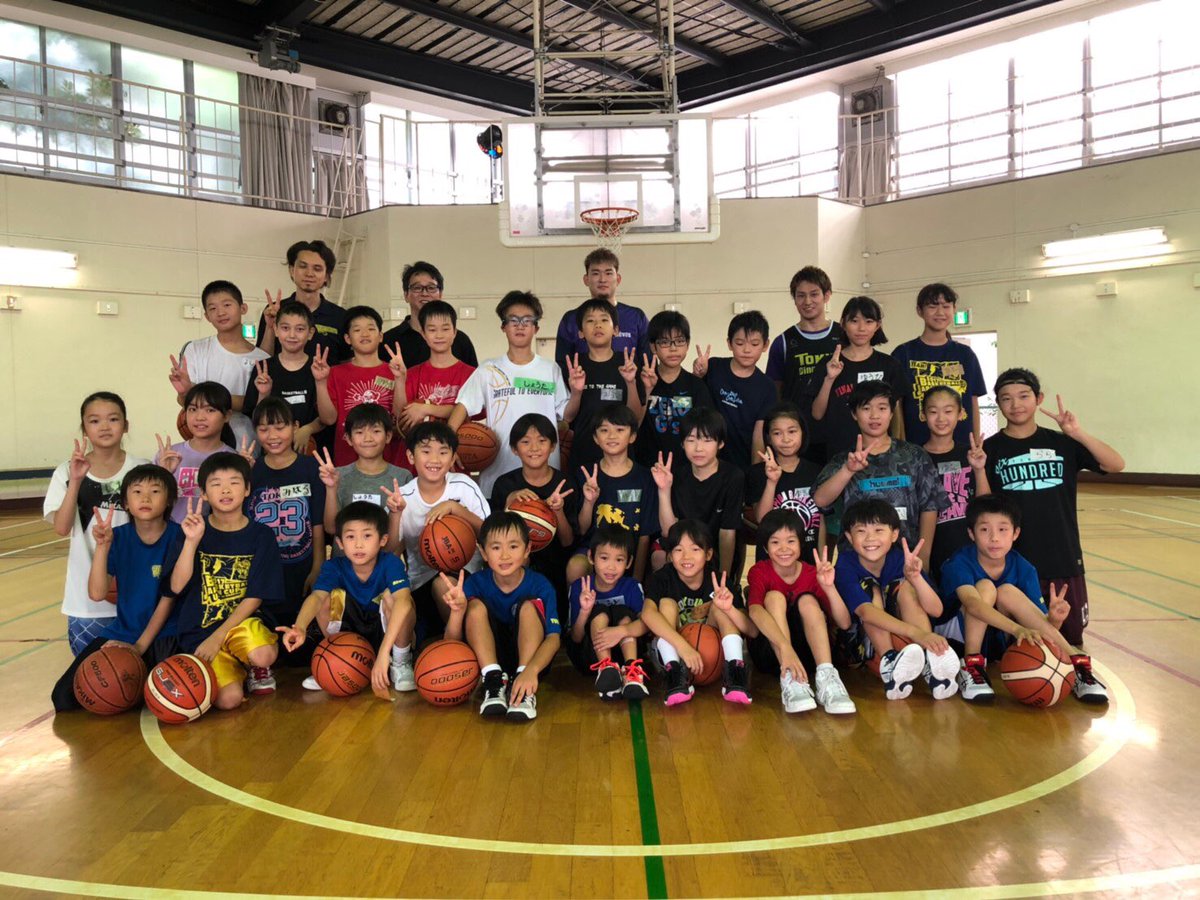 しながわシティバスケットボールクラブ 公式 今日は 辰巳ミニバスのクリニックに 坂井耀平 選手 青木太一 選手が参加しました クリニックの最後は坂井選手と青木選手vs辰巳ミニバスチームで試合 両選手のダンクや3ポイントシュートに会場は大