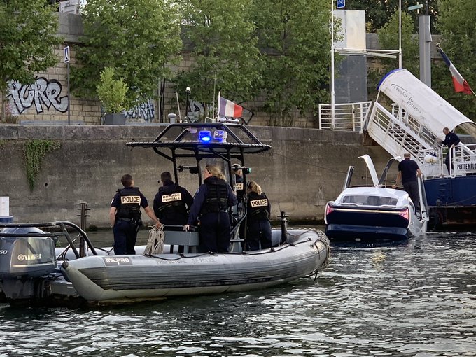 EEkMaMaWwAAiQXG?format=jpg&name=small - Protótipo de carro aquático é pego pela polícia por excesso de velocidade!