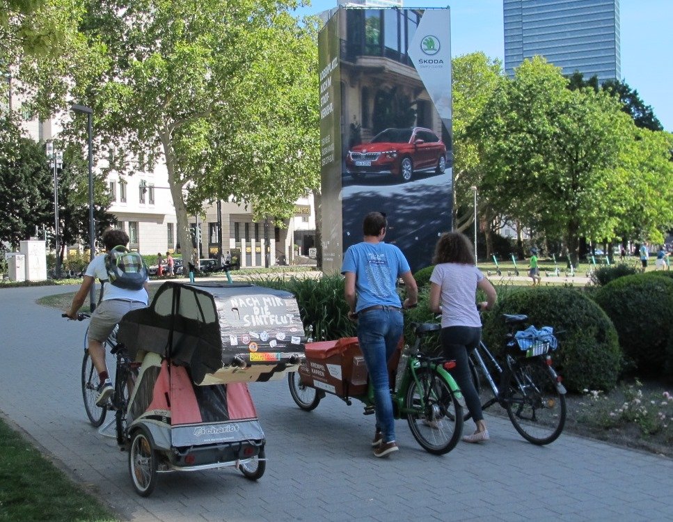 JuliaKrohmer's tweet photo. @s4f_ffm @sciforfuture @Polizei_Ffm Impressionen im Umfeld von #DebatesforFuture der @s4f_ffm.
#Klimakrise #Verkehrswende #Aussteigen #Scientists4Future #Frankfurt https://t.co/TsucNNB9PK