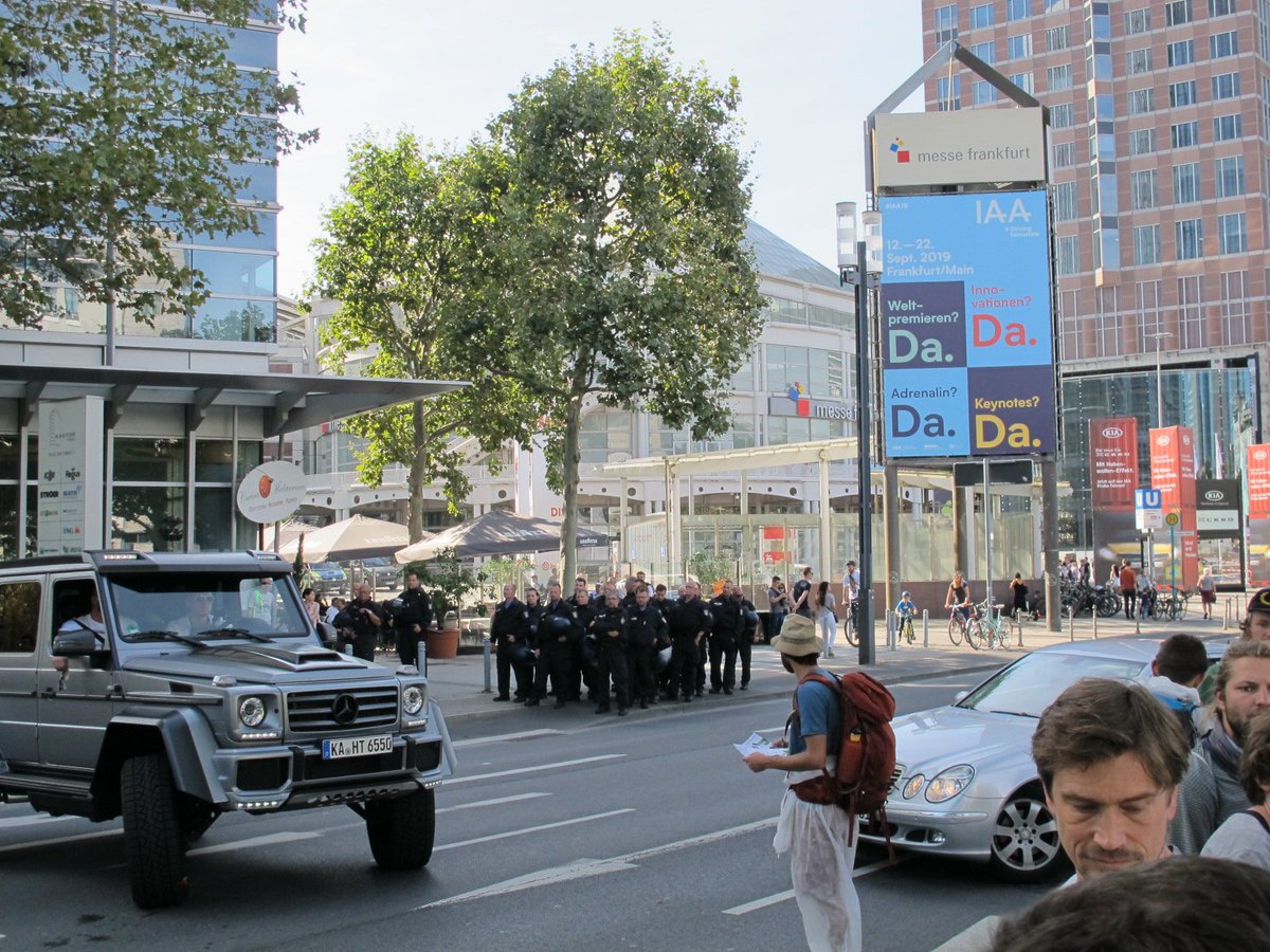 JuliaKrohmer's tweet photo. @s4f_ffm @sciforfuture @Polizei_Ffm Impressionen im Umfeld von #DebatesforFuture der @s4f_ffm.
#Klimakrise #Verkehrswende #Aussteigen #Scientists4Future #Frankfurt https://t.co/TsucNNB9PK