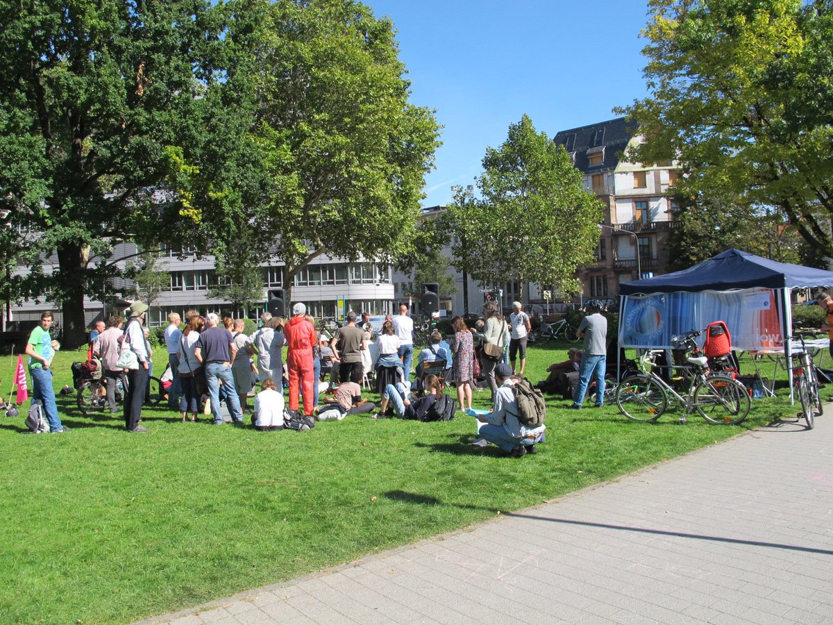 JuliaKrohmer's tweet photo. @s4f_ffm @sciforfuture @Polizei_Ffm Impressionen im Umfeld von #DebatesforFuture der @s4f_ffm.
#Klimakrise #Verkehrswende #Aussteigen #Scientists4Future #Frankfurt https://t.co/TsucNNB9PK