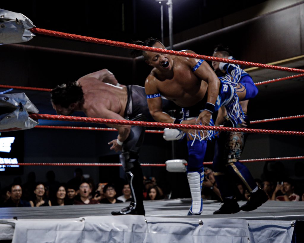 IssitaMarie's tweet image. Last night at #SPWKLASHOFKINGS, OWE and AEW were represented when @supercima1115, the #SHAOLINMONK, and Kenny Omega teamed to take on SPW’s The Bucherman, Trexxus, and The Statement
