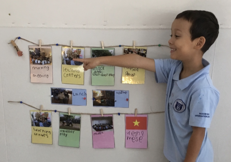 RickiMillevolte's tweet photo. Visual schedules are SO important for #ELLs. Luckily for the students @ssischool #Kindergarten, one of our teachers took it to the next level with #studentcreated photos and writing.  

#EAL @EngLrnPortal @Teacher__Stuff #earlyyears @ELLSAChat @colo https://t.co/ZwEF9VIUEY