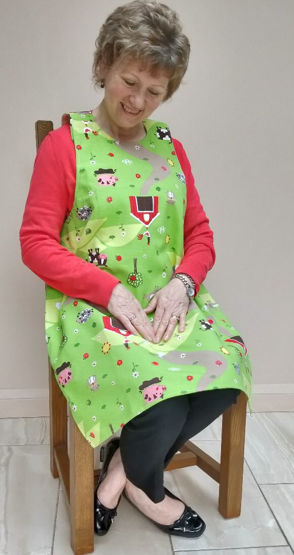 LimonAttire's tweet photo. Had a bit of a photo shoot this weekend. This is one of my favourite dining drAprons(tm). What do you think? #farmyard #brightgreen #cows #pigs #cockerel #cowshed #flowers #sheep #fields #clothingprotector #diningindignity #dignity #dementia #maintainmydignity #flowers #apron https://t.co/Q2lrqe0AsY