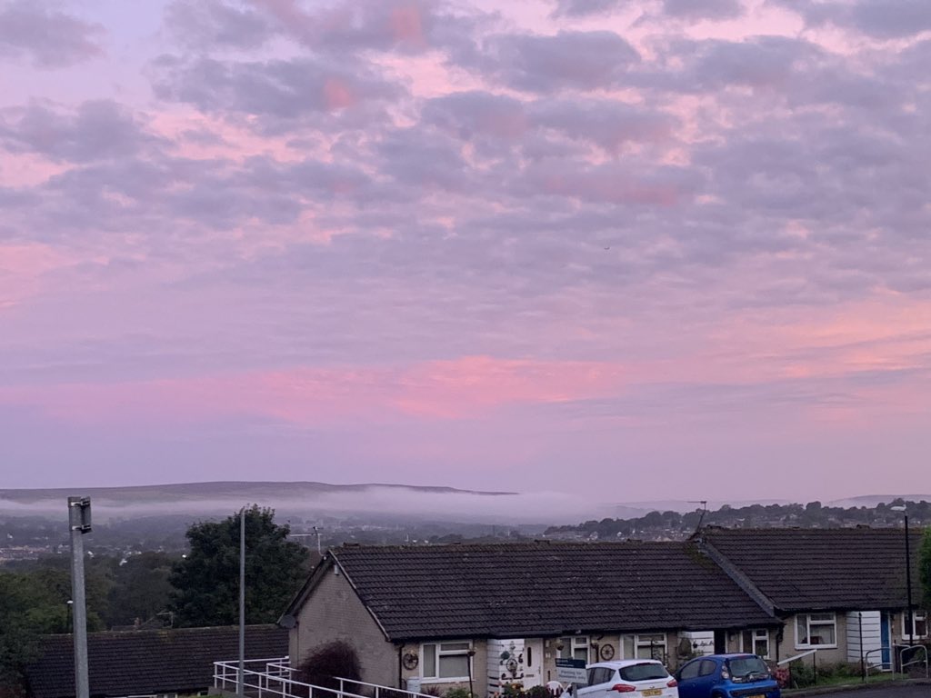 27Vonnie's tweet photo. 10k training this morning. Beautiful views up in Yeadon @harrogatehcc #fundraising #myfirst10k #sunrises https://t.co/QZ9TpXFMAL