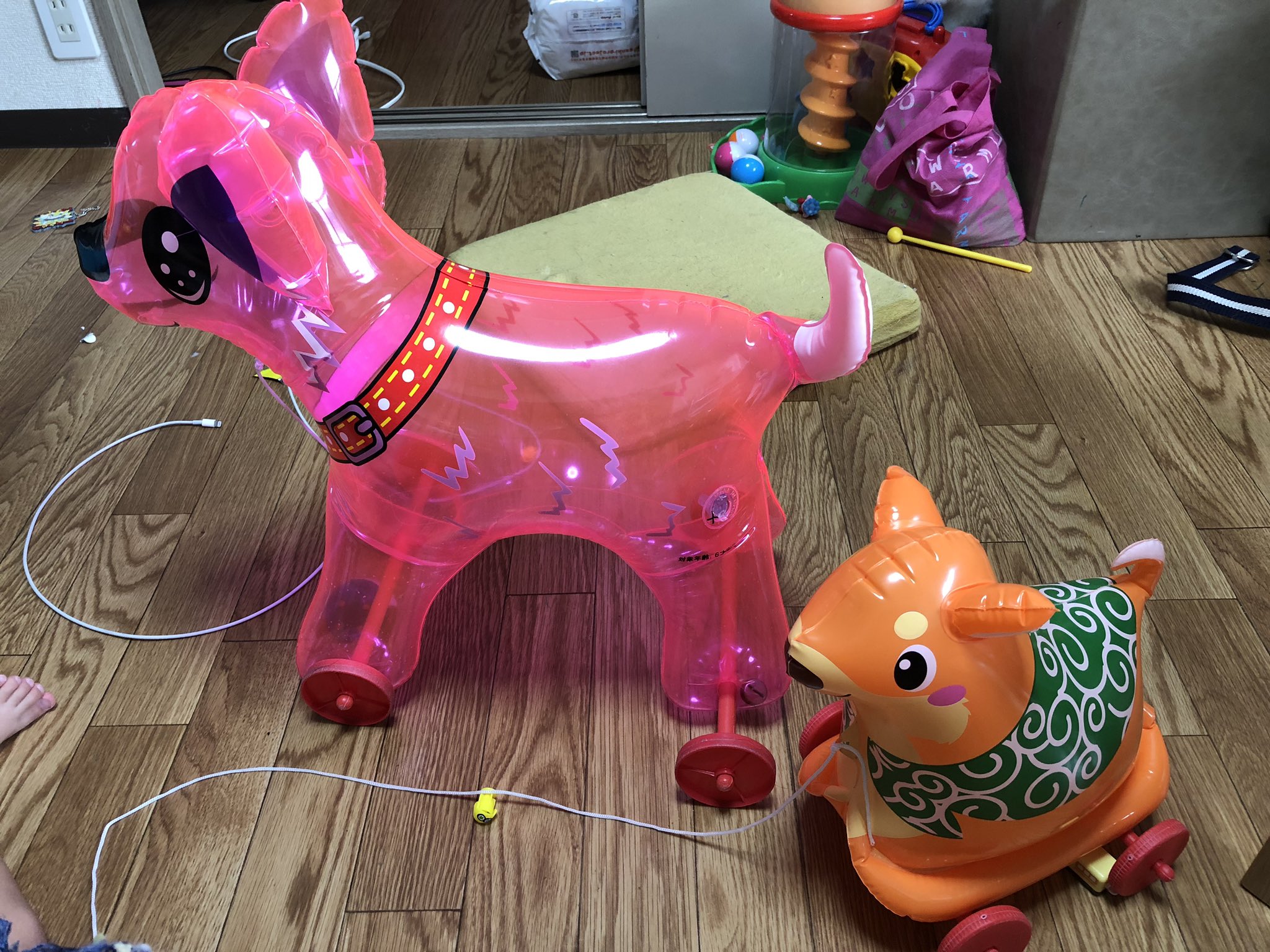 おちゃや 夏祭りで買ってもらった風船犬を毎日散歩させてる娘さんですが 今日もいつも通り散歩させていて気が付いたらもう1匹増えてました 日本語力 T Co Bhbr18gzap Twitter