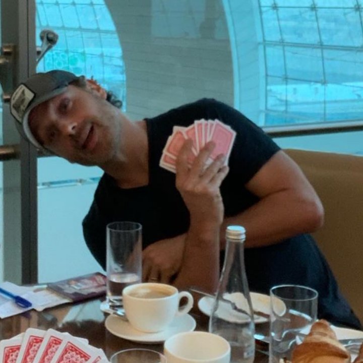 AndyLincolnNews's tweet photo. So good to have seen Andy on his birthday!
He looks much better with 46! ❤️ #AndrewLincoln 
(Dubai International Airport - September 14, 2019)

Photo credits: Naomi Watts https://t.co/MUS2jKQ3dd