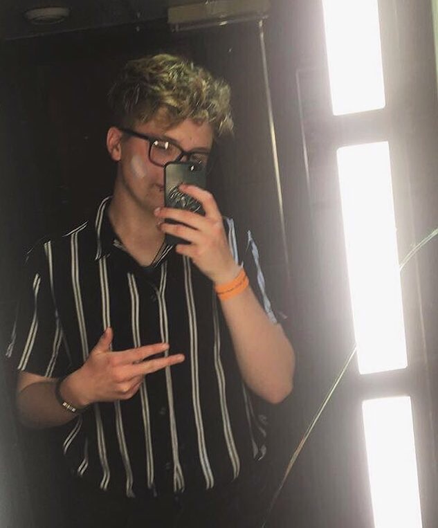 danvers__sawyer's tweet photo. I’m here, I’m queer and need to stop hiding my face in pictures #lgbtqueens https://t.co/9FJzjUx56H