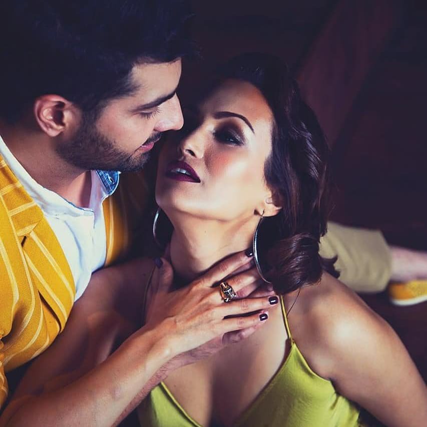 RealFirstBuzz's tweet photo. .realkaranmehra and nisharawal are setting our screens on fire 🔥
What do you think?
.
.
.
#karanmehra #nishaaggarwal #television #tvshows #teleactorsindia #teleactor #bollywood #dailysoaps #dailysoarer #bollywoodstylefile #actors #actorslife #actorsl… https://t.co/lB2SbsY5Ub