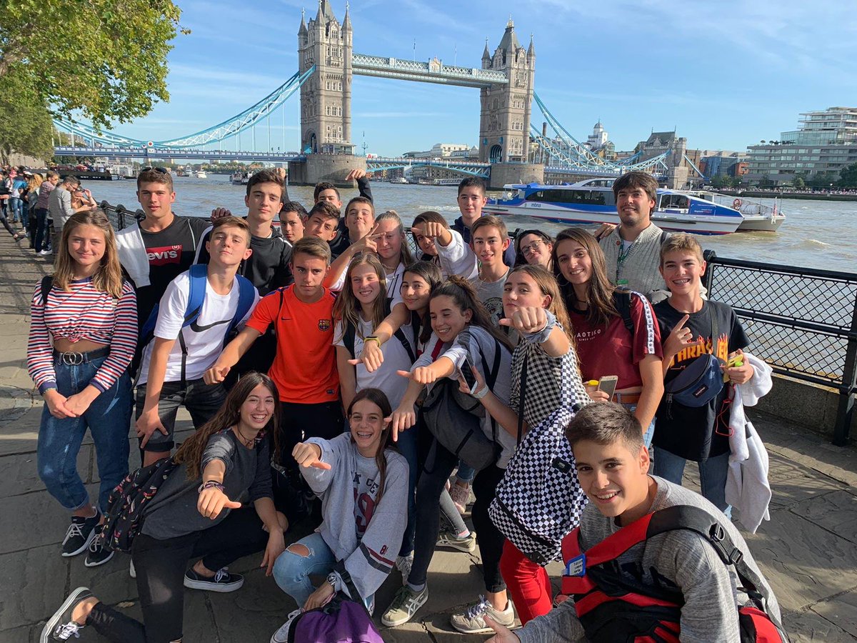 Llor_Fundacio's tweet image. Els/Les estudiants que estan realitzant el programa #SchoolIntegration han gaudit d&apos;un cap de setmana amb moltes sortides. Van visitar Picadilly Circus a Londres i la  Seven Sisters, entre d&apos;altres. S&apos;ho estan passant d&apos;allò més bé! #ensdivertimalllor #llor #esollor