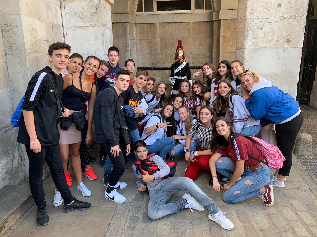 Llor_Fundacio's tweet image. Els/Les estudiants que estan realitzant el programa #SchoolIntegration han gaudit d&apos;un cap de setmana amb moltes sortides. Van visitar Picadilly Circus a Londres i la  Seven Sisters, entre d&apos;altres. S&apos;ho estan passant d&apos;allò més bé! #ensdivertimalllor #llor #esollor
