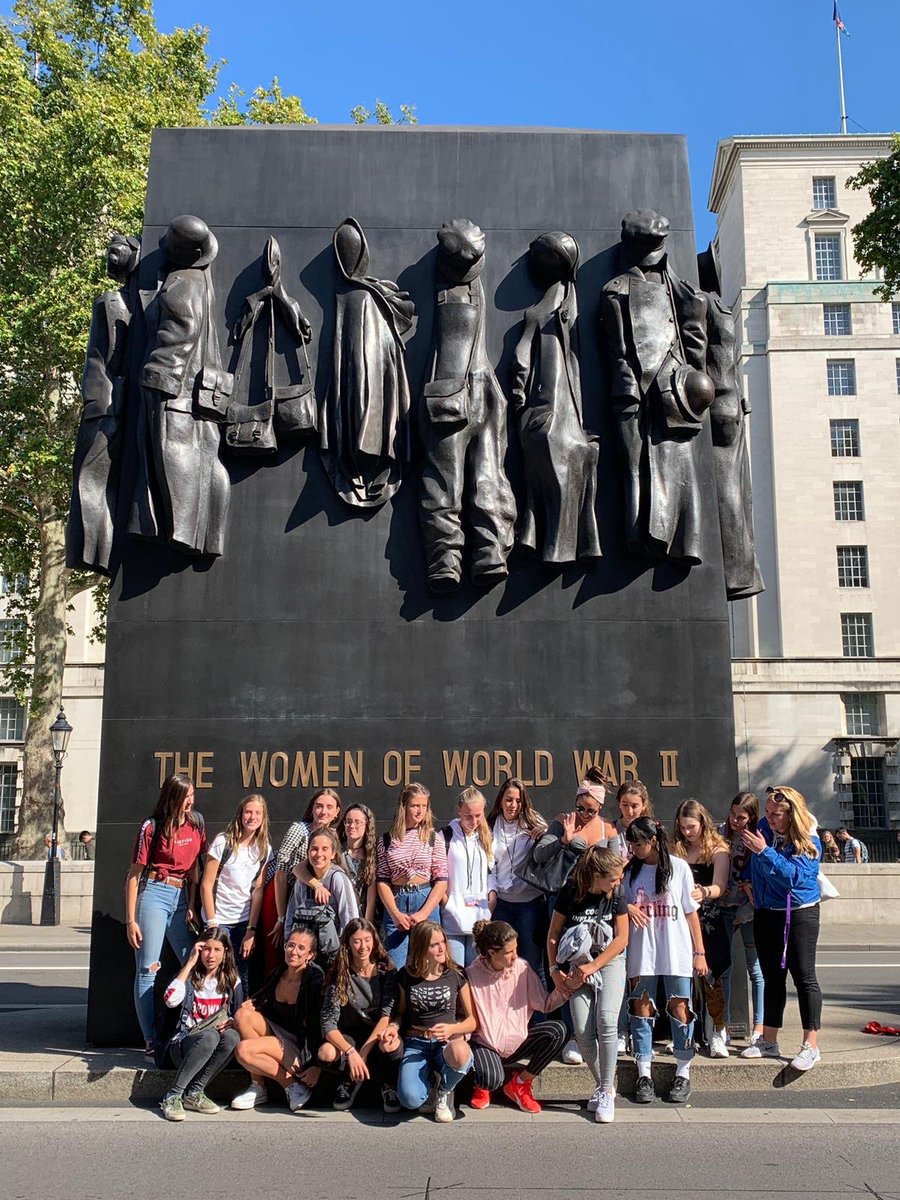 Llor_Fundacio's tweet image. Els/Les estudiants que estan realitzant el programa #SchoolIntegration han gaudit d&apos;un cap de setmana amb moltes sortides. Van visitar Picadilly Circus a Londres i la  Seven Sisters, entre d&apos;altres. S&apos;ho estan passant d&apos;allò més bé! #ensdivertimalllor #llor #esollor