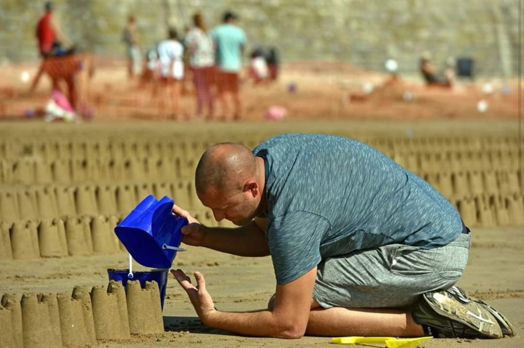 Robertson11L's tweet image. New world record!! 2049 at beautiful Barry beach @barry_beautiful @DerekTheWeather @futuregencymru @JaneHutt @AlunCairns @StopBarryBurnin @michaelsheen @LeanneWood @PlaidBarry @VOGCouncil @AndrewRTDavies @cambrianguy
