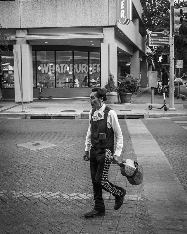 dk_images's tweet photo. Mariachi walking to work. Downtown San Antonio, TX. #blackandwhite #blackandwhitephotography #bmw #street #streetphoto #streetshot #streetshooter #bw_captures https://t.co/W6iVENEVaQ https://t.co/F0ygRkjMfn