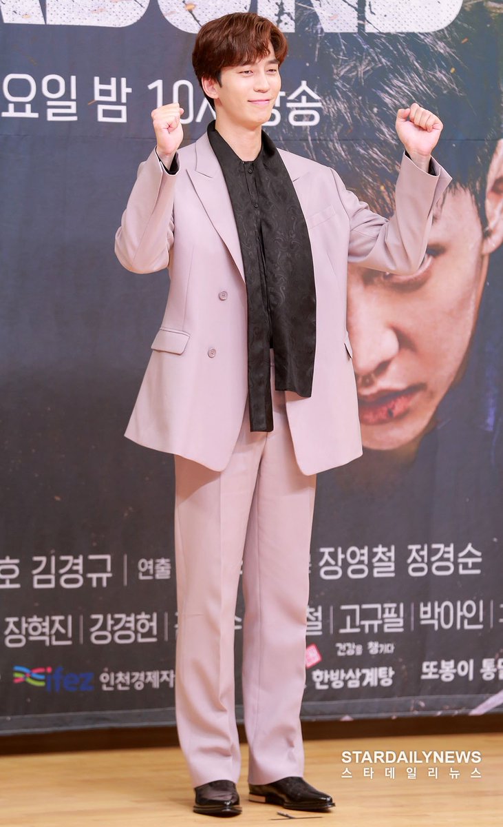 Anna_Zu's tweet photo. 190916 #Vagabond Press conference at SBS
#LeeSeungGi #BaeSuzy #ShinSungRok #HwangBoRa #MoonJeongHee #YuInSik (PD) https://t.co/Ddei695Sat