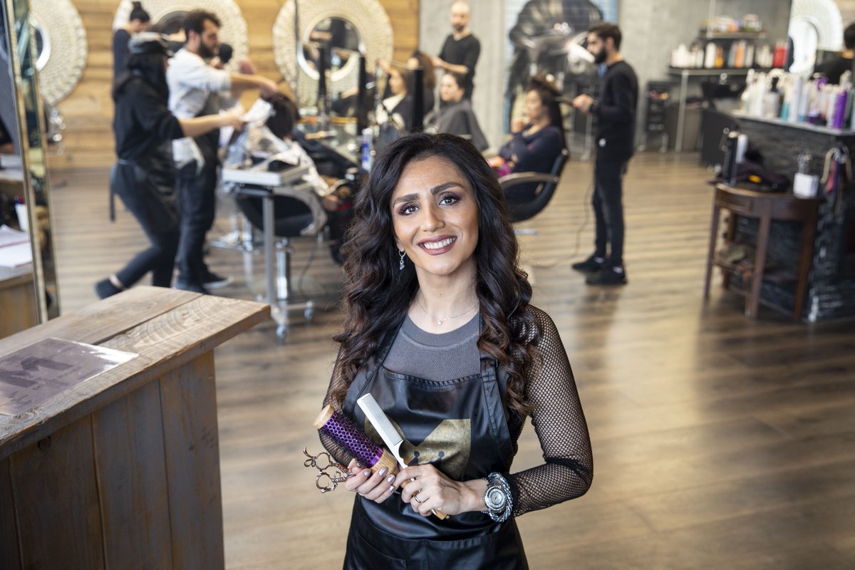 // Grenzeloos Talent 💪// Benieuwd hoe het met oud-student Rozi Mirzaei gaat maar heb je de aflevering gemist? Bekijk de aflevering van Grenzeloos Talent hier: bit.ly/315wzRq (📷: Suzanne Blanchard) #npo #kappersakademie #kapper #grenzeloostalent