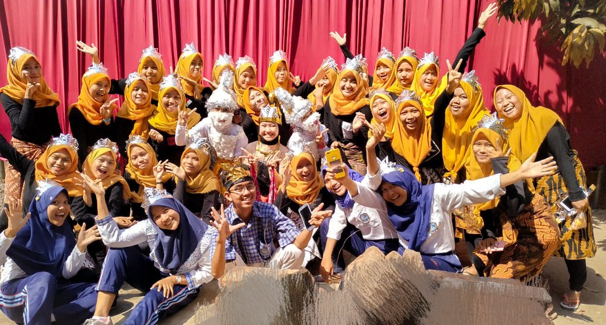 Yunnsa08's tweet photo. Nikmati kebersamaan ini sebelum semuanya hanya menjadi sebuah kenangan💜
#ltpst
#HUTSMKN1DUKUHTURI
#smkbisa
#smekarhits
#smekarbisa
#siswategal
#pelajartegal
#smkhits https://t.co/SHmYIOHFFE