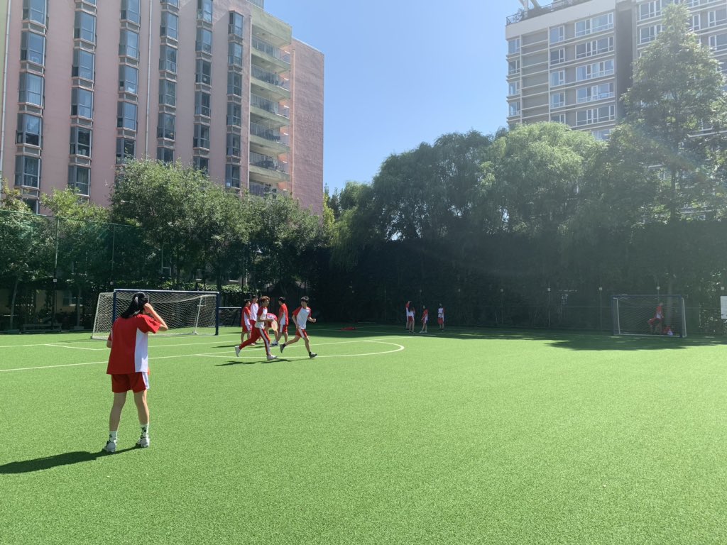 Gr.10 PHE are using their communication &amp; collaboration skills to teach their peers some Ultimate Frisbee skills &amp; strategies  #myCISB