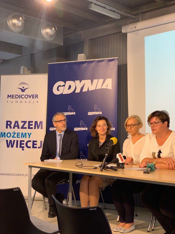 MedicoverPL's tweet photo. Program polityki zdrowotnej @MiastoGdynia #profilaktyka i leczenie nadwagi i otyłości u dzieci. Kont.prasowa Dyrektor Gdyńskiego Centrum Zdrowia Anna Melki i Dyrektor #FundacjaMedicover Marcin Radziwiłł . Aż 22% dzieci z klas 3 i 7 w Gdyni cierpi na nadwagę #zdrowiedzieci https://t.co/5lyvtbraX4