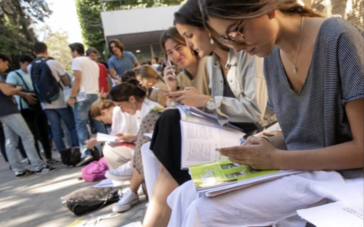 susanadiaz's tweet photo. Deseo a los 900.000 alumnos de Secundaria, Bachillerato, Educación de Adultos, Artísticas, Idiomas, FP y Ciclos Formativos que hoy inician sus clases en #Andalucía un buen curso. Estaremos vigilantes desde el @psoedeandalucia para que nuestra educación pública no dé pasos atrás. https://t.co/UmoFgMbYhz