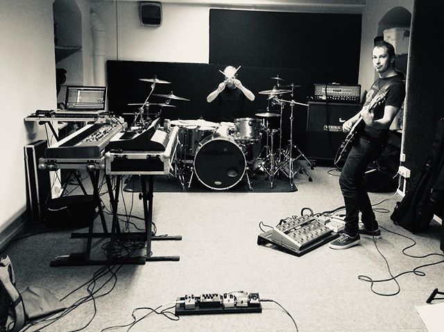 Back to work 🔊🎶 ——————-#instrumental #postrock #postrockband #prog #progrock #progrockband #rehearsal #dwdrums #zildjian #nordkeyboards #moog #tcelectronic #prsguitars #mesaboogie #postrockmusic #ambient #leciel #grenoble #plege #vicfirth #pedaltrain… ift.tt/34OYMhw