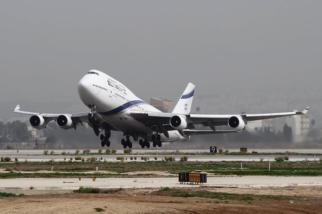 ELALSPAIN's tweet photo. ¡Nos despedimos de nuestro avión Jumbo en vuelos a los Estados Unidos! Ayer fue el último vuelo Jumbo entre Israel y los EE. UU. Después de 48 años de operación.

Gracias por los maravillosos años 💙

📸: Yochai Mossi Sivan Fara
#ELAL #Avión #Flota #Volar https://t.co/Bce5vIIpRi