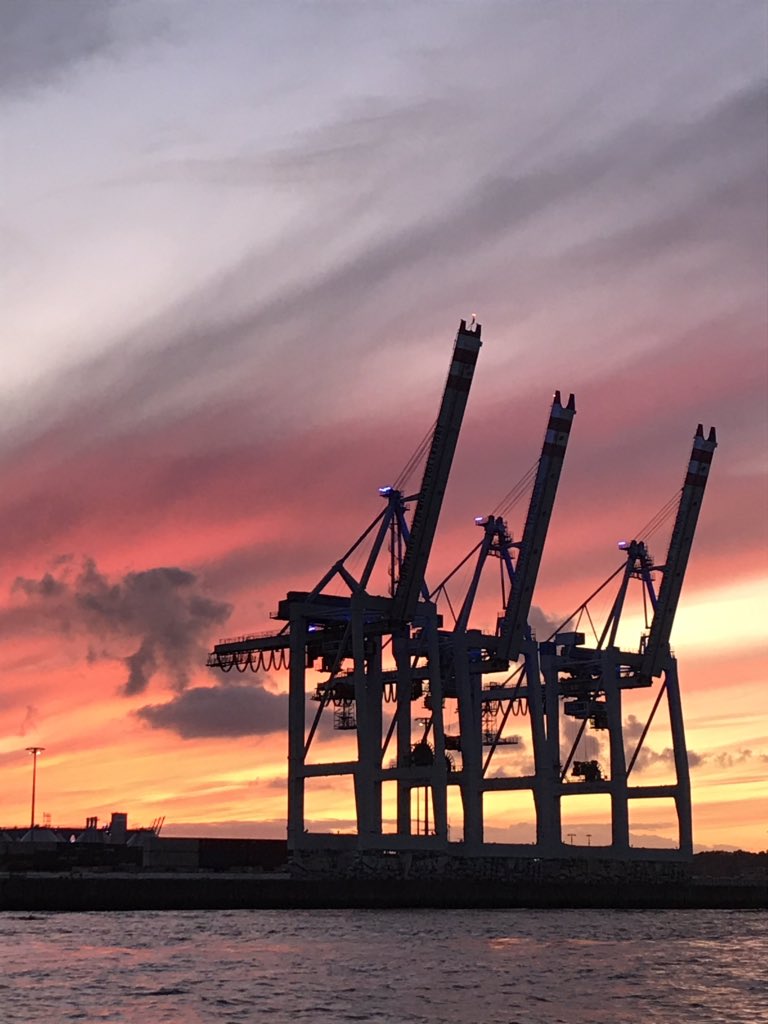 Hamburg ist halt doch einfach dir schönste Stadt der Welt 💙 - 
musste mich gestern ein bisschen zusammenreißen als eine Freundin meinte München ist schöner und dann hat sie noch Hamburg mit Berlin verglichen  😫😂