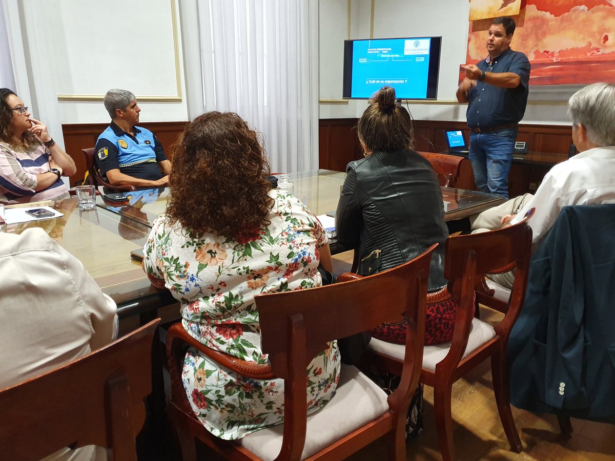 CECOPALSC's tweet image. Hoy el grupo de gobierno de @santacruz_ayto asiste a reunión explicativa sobre el Plan Municipal de Emergencias #PEMU que ofrecen técnicos de #ProtecciónCivil y #Comunicación