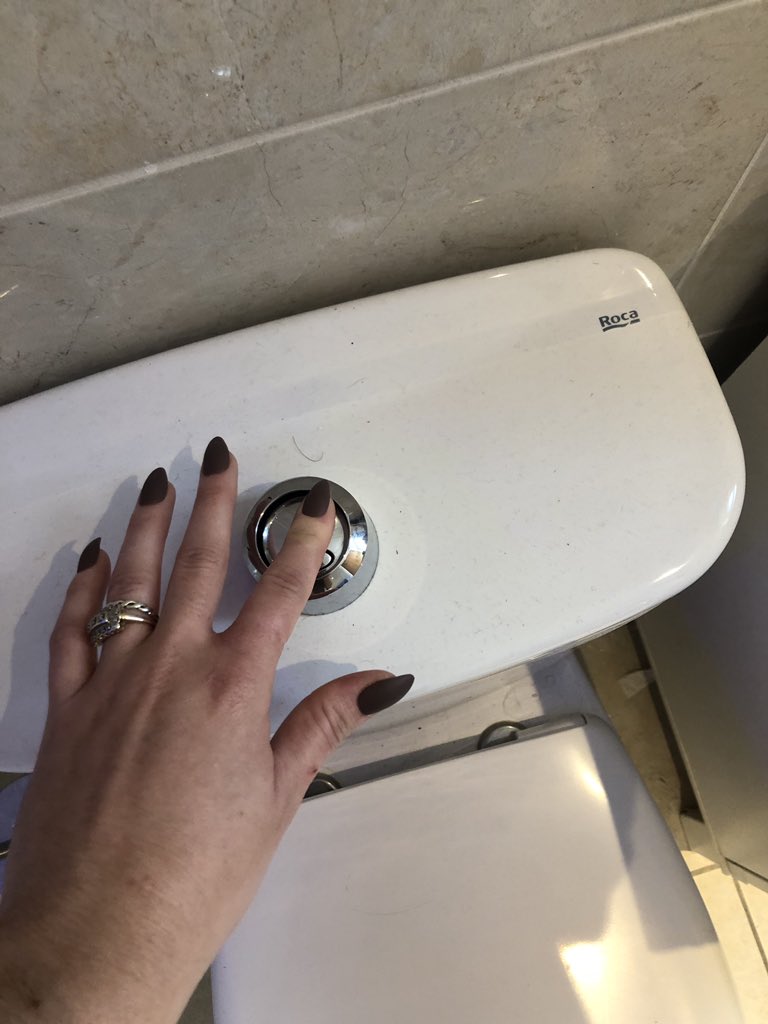 sophiapilos's tweet photo. Struggle 1: flushing the toilet https://t.co/2EK02nWlvU
