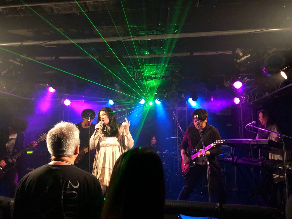 solarglider's tweet photo. 昨日吉祥寺クレッシェンドで観た『創彩』。目当てのEARLY CROSSは1番手で、六合のDr.内田さんがサポートに入る布陣。パワフルな演奏はそれはそれで新鮮で、2度目のライヴのLeelaさんからは前回より余裕が感じられた。次のイベントでどんなルーツが披露されるのか楽しみだ! #earlycross #EarlyCrossBand https://t.co/UXzrukA026