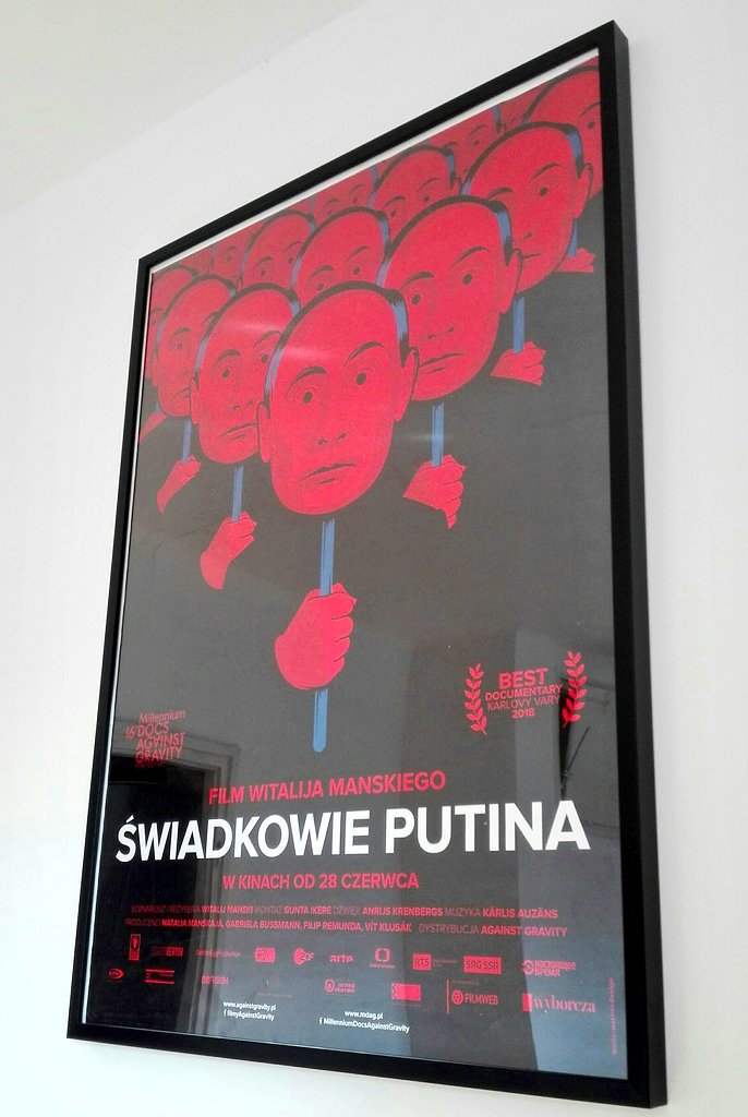 W końcu udało mi się zdobyć i powiesić plakat z festiwalu Docs Against Gravity <a href="/BankMillennium/">Bank Millennium</a> 🎬🖼 Jak Wam się podoba? Ktoś widział film? #film #KINO #festival #Putin #art #plakat