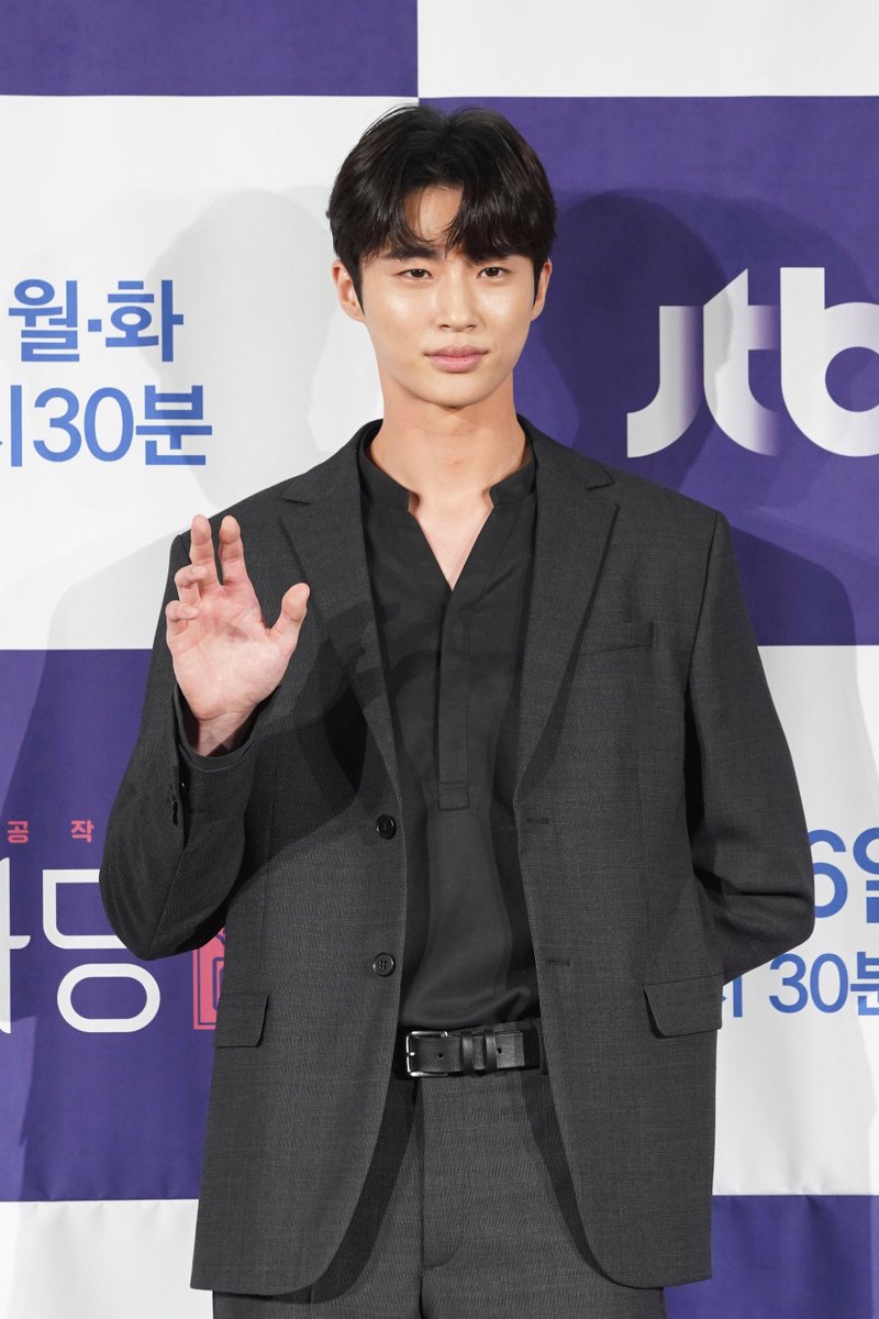 jtbclove's tweet photo. JTBC 월화드라마 
<조선혼담공작소 #꽃파당> 제작발표회

'꽃파당' 이미지 컨설턴트! 한양 셀럽 고영수(#박지훈)
최고의 반전캐? 한양 최고의 정보꾼 도준(#변우석)
조선 제일의 남자를 선택하는 여인 강지화(#고원희) https://t.co/14UJBixIAu