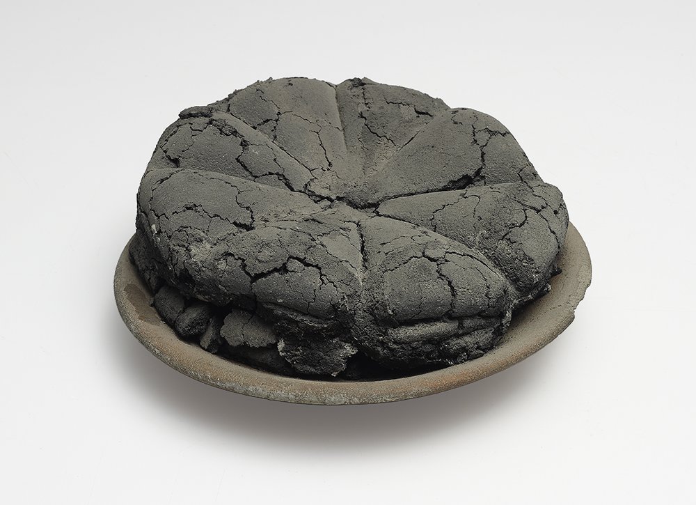 AshmoleanMuseum's tweet image. Have you ever wondered what a 2,000-year-old loaf of bread might look like? This loaf of bread from the day of the eruption of Vesuvius in 79AD was preserved and carbonised by the falling ash, and is now on display in #LastSupperinPompeii Book now: ashmolean.org/pompeii