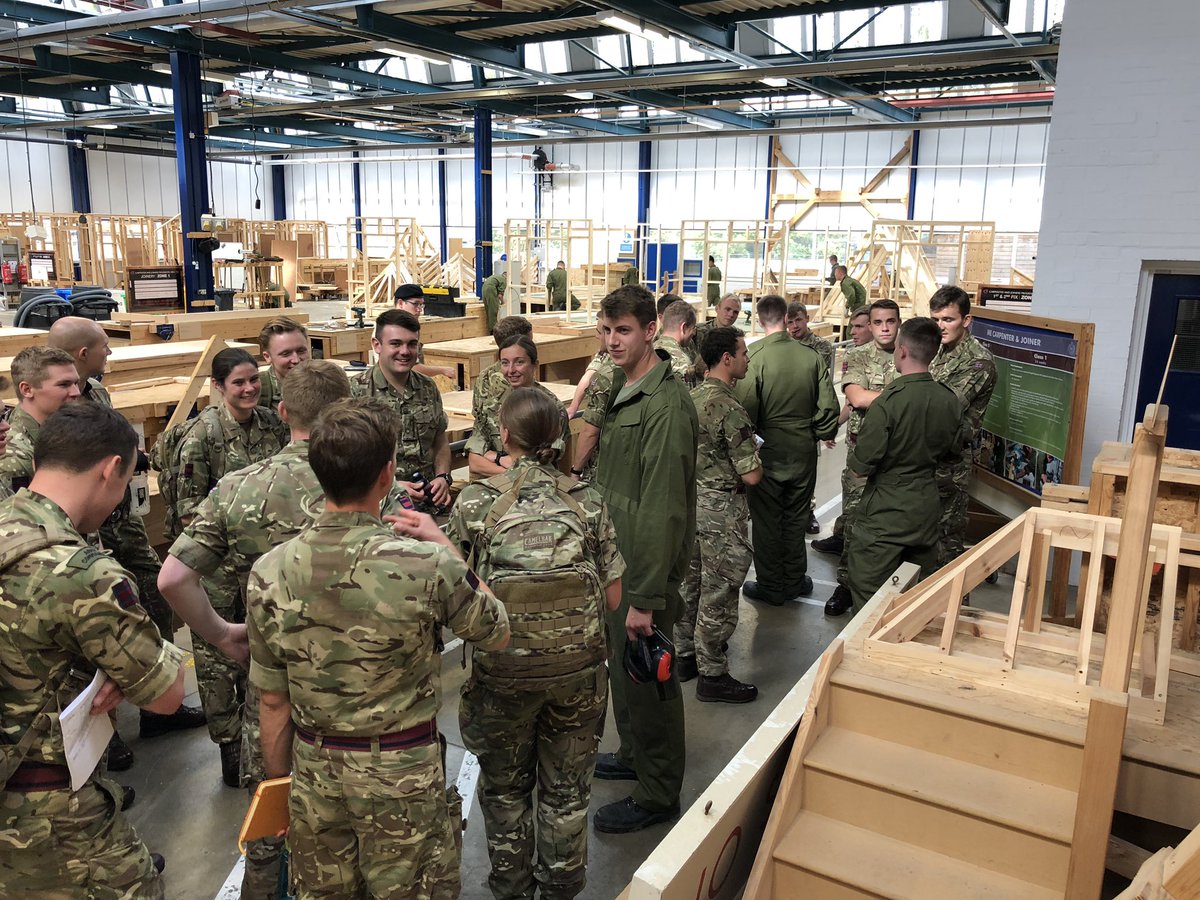 RSMEREWW's tweet photo. RETCC 185 meet with Class 1 ME C&Js whilst conducting a trade workshop tour at @1RSMERegt Providing our future commanders with a great insight into just how much our #multitraded Sappers have to offer. #RETCC @Proud_Sappers @CorpsColRE @CommandantRSME #tradeforlife https://t.co/nfAKxnz51D