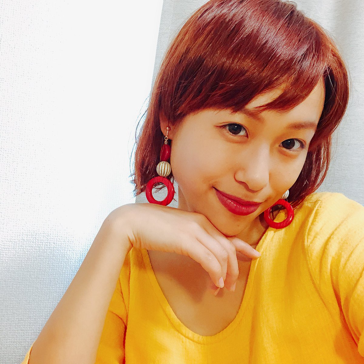 聖闘士星矢 Fujiyama特攻ヤッピーでもあり Luv6月号のメンバーである女性 名前は エルボーちゃん 個性が高く 表情豊かな女性です プロ級なダンス力は天下一品 彼女がダンスを踊ると 表情が変わります 自分の世界に入っているようです