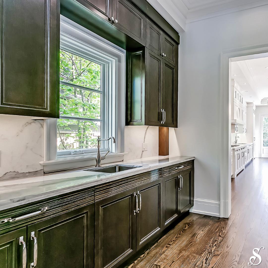 HomesSilverado's tweet photo. There's a lot of details to consider when designing your dream kitchen. The biggest one of all being your cabinets! Would you rather have light or dark cabinets? #kitchengoals #kitchencabinets #torontodesign #torontohomedesigns #luxuryhomes #luxuryhousedesign https://t.co/pftEiuPLIp