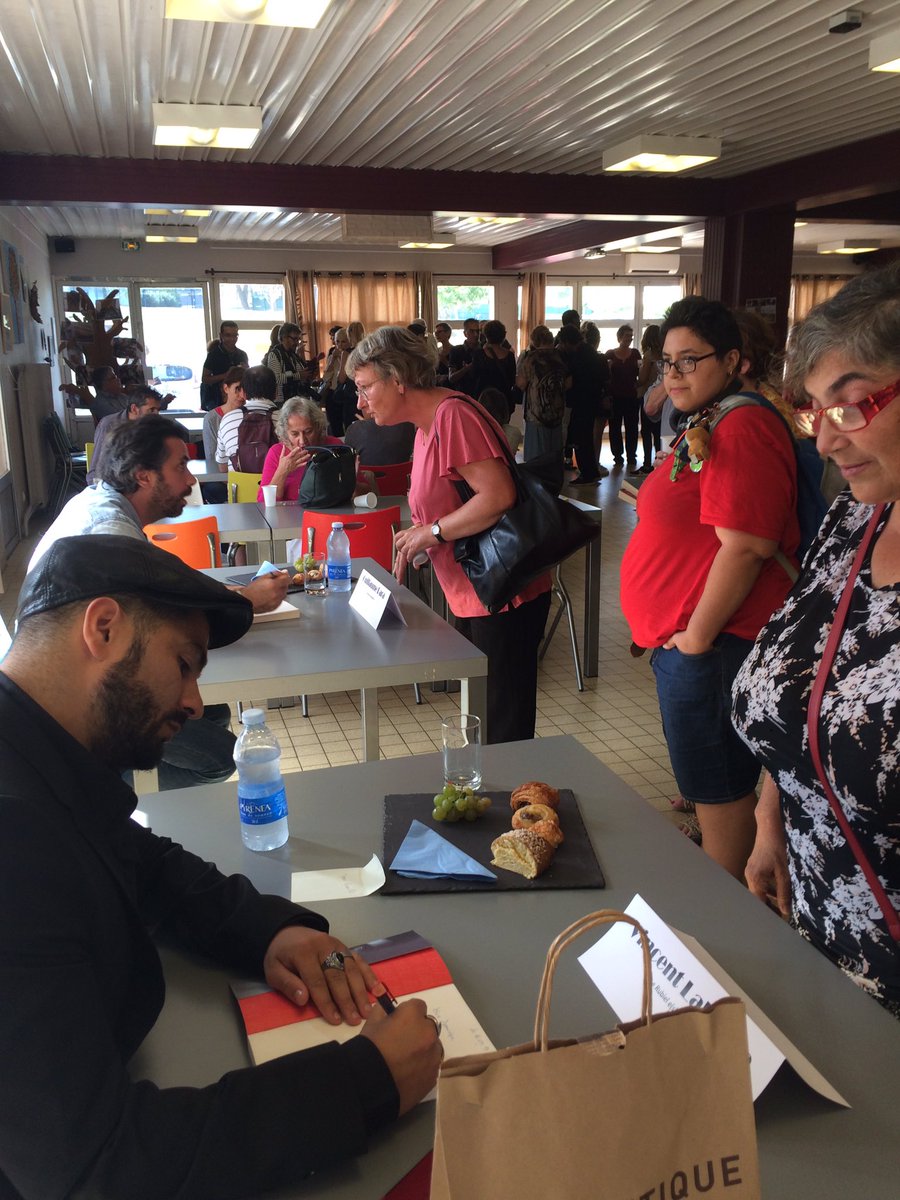 CHTHUIR's tweet photo. Les échanges continuent avec les auteurs lors de la séance de dédicaces. #folire #salonlitteraire #CHThuir 
@bonetandre #vincentlahouze @MathieuSimonet @GuillaumePara1 https://t.co/bkiBNzi0FV