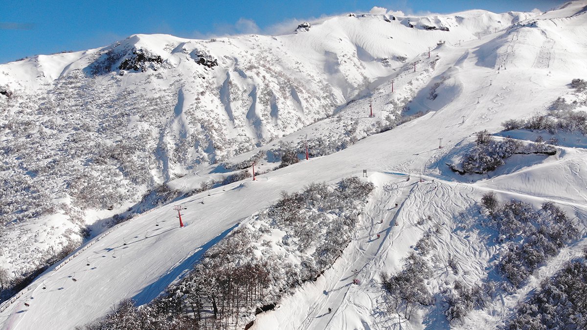 DomingoDev's tweet photo. Excelente comienzo de la nueva #powderweek ☀️🏔
En estas #fiestaspatrias se esquía 🎿 y se zapatea 🇨🇱 en el mejor resort de Ski de Chile🏆
.
.
#nevadosdechillan#skichile #skichillan #chile #chillan #vallelastrancas #iconodeñuble #nevados #snow #ski #snowboard #winter #powder https://t.co/rguQKYcSAA