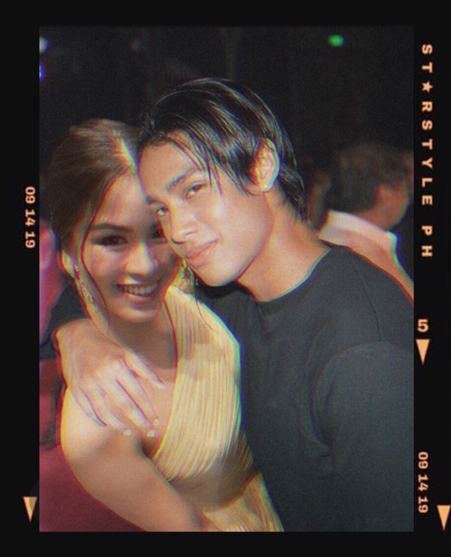 Kuya_Ato's tweet photo. Hindi pa din kami tapos sa kakapicture mga tol 😂

Ang lamig lamig ngayon tapos ang tamis tamis nyo @DomingoZeke @ShielaaaaUbaldo 

#DonnyPangilinan
#KissesDelavin
#DonKiss https://t.co/0qgT8G8mlA