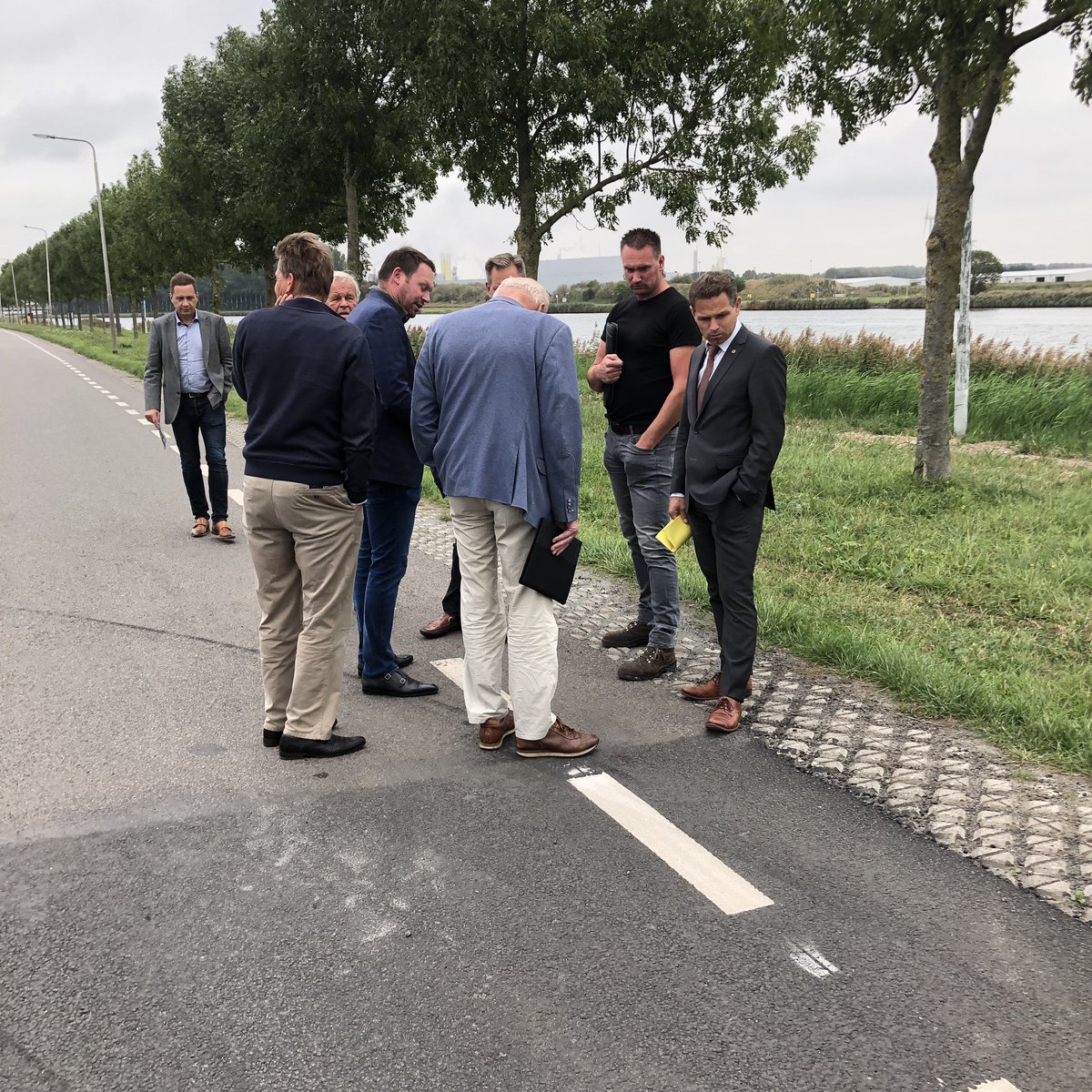 JoAnnesdeBat's tweet photo. Eerste bezoek aan een kandidaat voor de Emergo-Innovatieprijs: H4A, met hun duurzaam asfalt. Het lijkt zo ‘gewoon’, maar er zit een wereld achter. #Zeeland #Emergo #innovatie https://t.co/FvCrcH4366