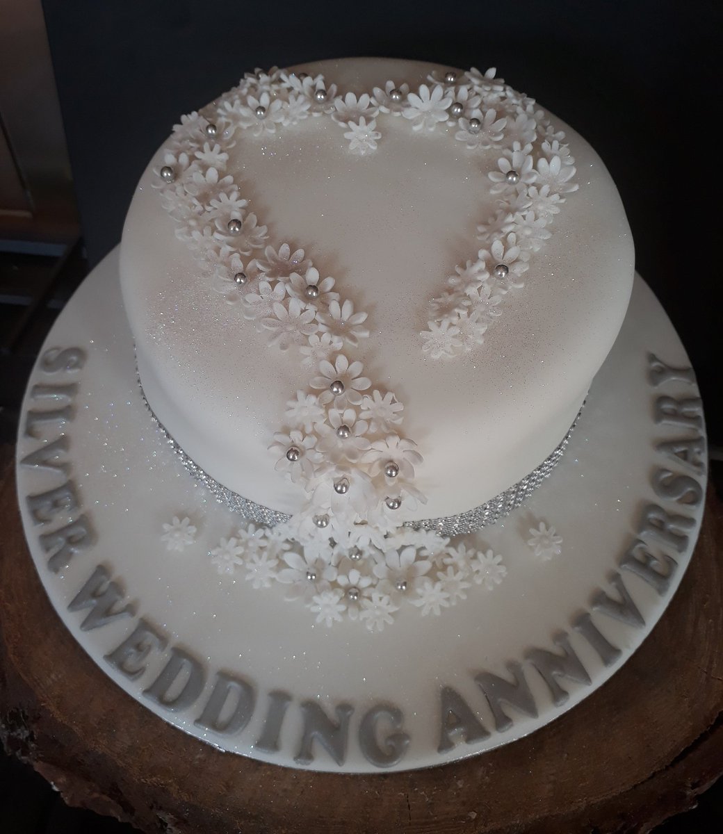 CakesPontypool's tweet photo. A silver wedding anniversary cake for a very special couple. https://t.co/WpD1o1igEO