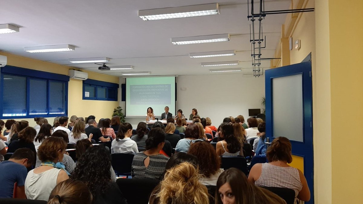 CtifNorte's tweet photo. Inauguración por el Director de @CtifNorte, @javier_rubiato   y las asesoras @evarexa_profe y @CrisOrtiz1profe  de la Formación Inicial Centros de Escolarización Preferente de alunnado con TGD en la DAT Madrid Norte. #RedFormacionMadrid. https://t.co/fJ0Jc17gF7