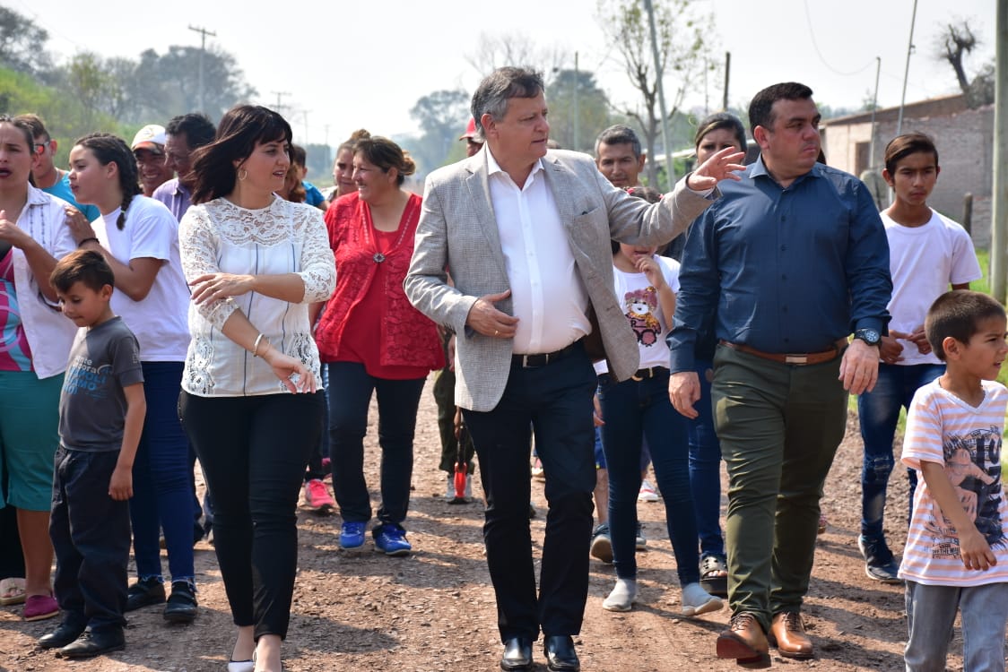 Estamos en #PampaAlmiron inaugurando 7 cuadras de ripio en el Barrio Esperanza. En el marco de su 74 aniversario, seguimos inaugurando obras para mejorar la calidad de vida de los chaqueños.👏👏
#AniversariosChaco