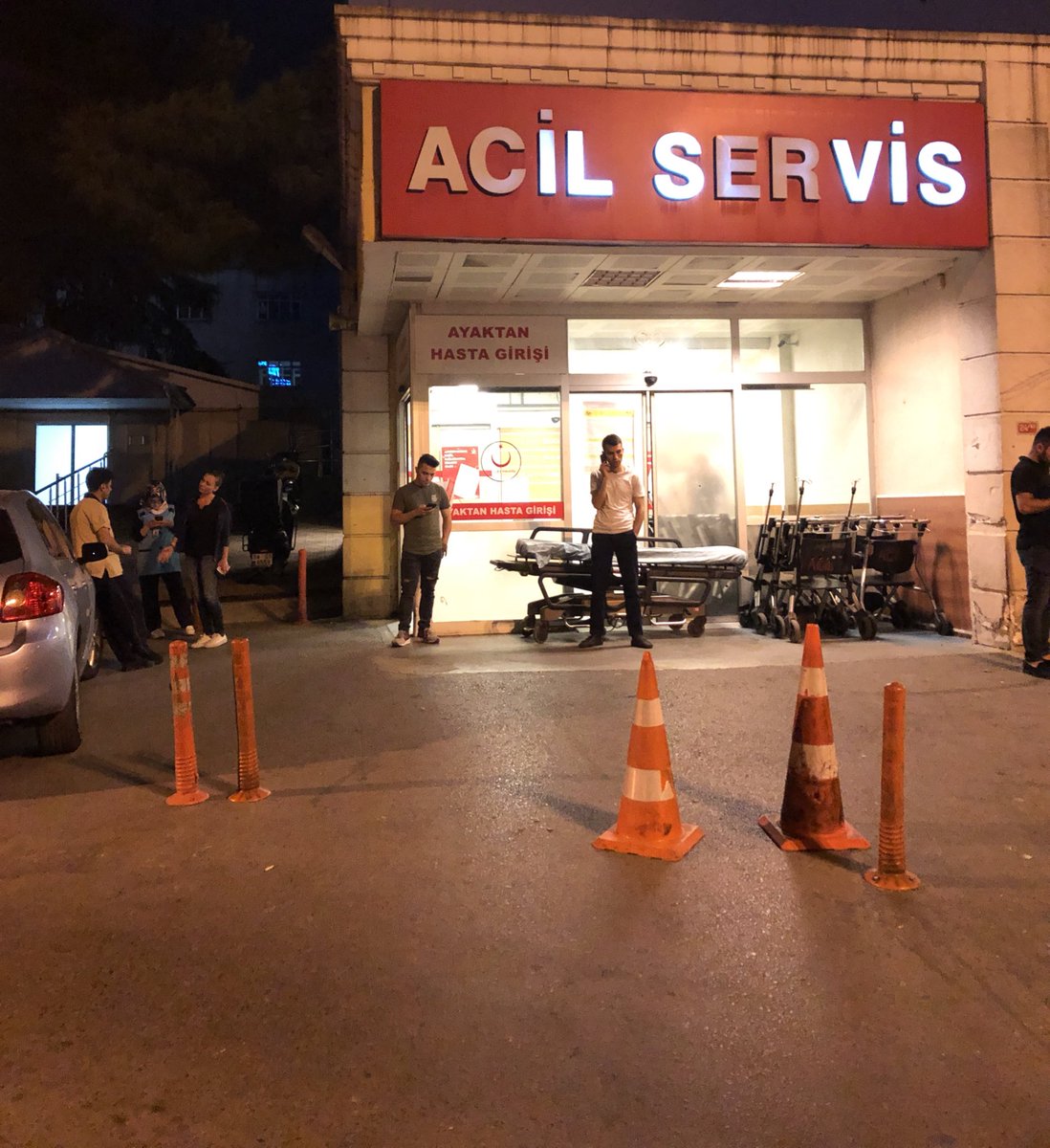 mahmutgediz's tweet photo. Acil servislerin önünde, hemen kapı girişinde fosur fosur sigara içiliyor ve bütün duman içeriye doluyor. Hatta bunu personel bile yapıyor. Uyardığımızda burası dışarısı karışamazsınız diye tepki alıyoruz. 
Bununla ilgili çözüm rica ediyoruz +++
@drfahrettinkoca @saglikbakanligi https://t.co/6wkFb5F9Xe