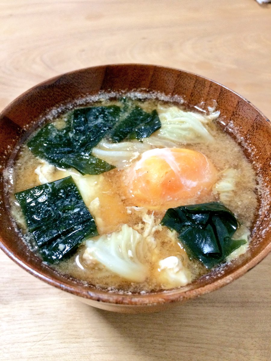 べら 落としたまごに 玉ねぎ 大根 キャベツ しいたけ わかめ 味噌汁 お味噌汁 今日の味噌汁