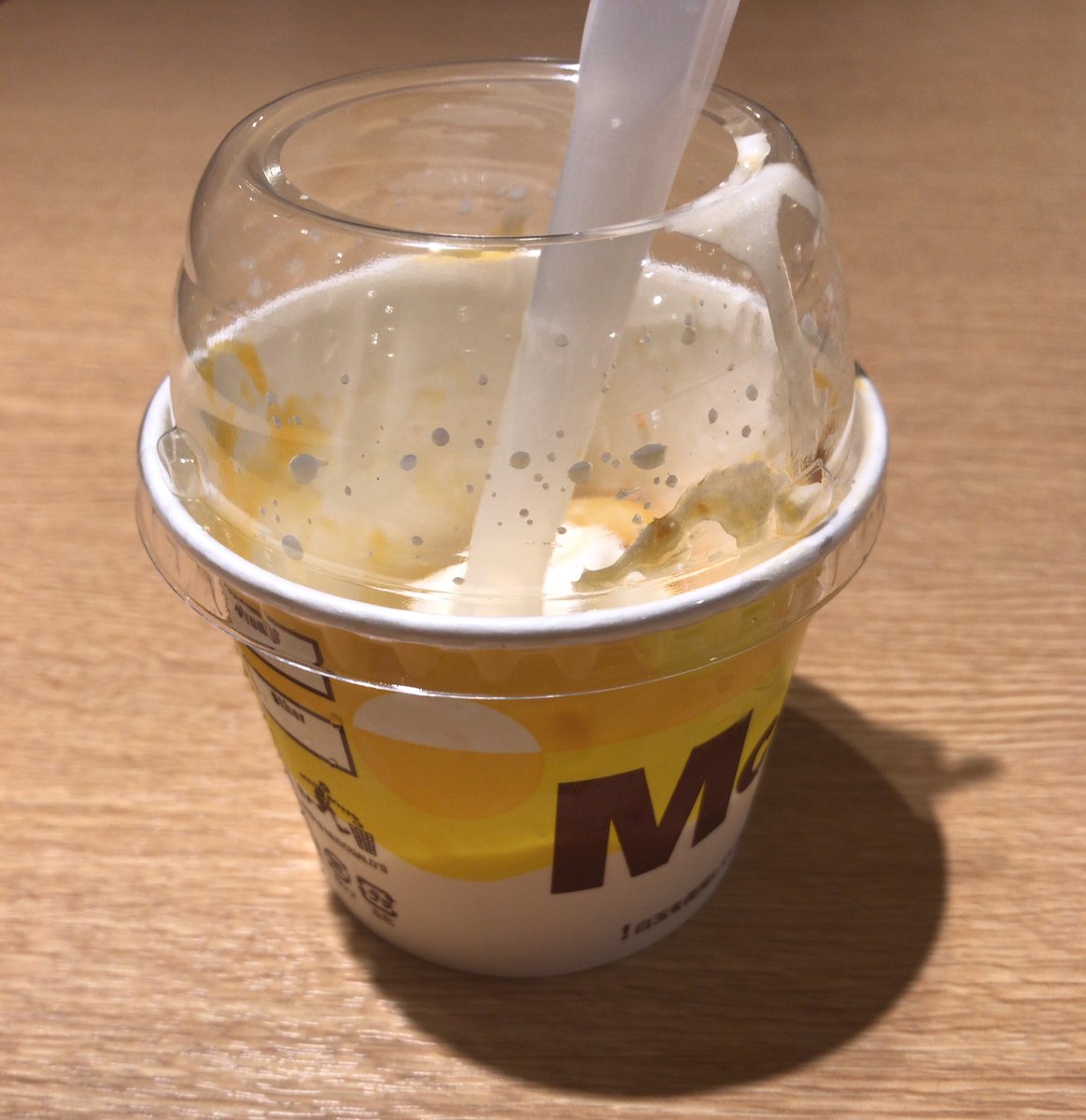 にはし マックフルーリーについてる蓋には何の存在意義があるのか その謎を解明すべく我々はマックの奥地へ向かったんだけど これ マックフルーリー製造機がめちゃめちゃに内容物かき混ぜて飛び散るのを防ぐ目的だったんだな そしてこのスプーンの持ち手も