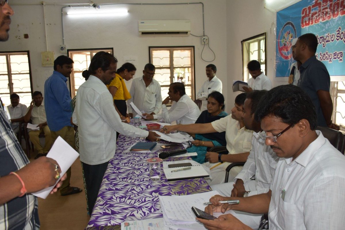 Collector_RSL's tweet photo. #ప్రజావాణి కార్యక్రమంలో భాగంగా కలెక్టరేట్ లో ప్రజల నుంచి ఫిర్యాదులు,వినతులు స్వీకరిస్తున్న దృశ్యం
@IPRTelangana @TelanganaCMO
#JanaHitha #SIRCILLA #RAJANNASIRCILLA #Telangana #Prajavani #DYC2019 https://t.co/l8rfa7Wn2I