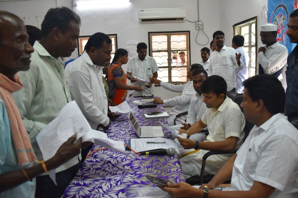 Collector_RSL's tweet photo. #ప్రజావాణి కార్యక్రమంలో భాగంగా కలెక్టరేట్ లో ప్రజల నుంచి ఫిర్యాదులు,వినతులు స్వీకరిస్తున్న దృశ్యం
@IPRTelangana @TelanganaCMO
#JanaHitha #SIRCILLA #RAJANNASIRCILLA #Telangana #Prajavani #DYC2019 https://t.co/l8rfa7Wn2I